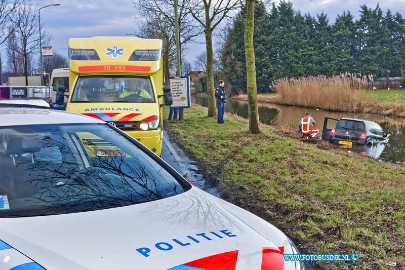 13020805.jpg - FOTOOPDRACHT:Dordrecht:08-02-2013:Bij de Hastingsweg te Dordrecht is een auto te water geraakt de inzittende werd naar het ziekenhuis gebracht met onderkoeling verschijnsel. De Hastingsweg is de verbindingsweg naar de wijk stadspolders wat op dit tijd stip een flinke file opleverd. over de toedracht van het ongval is nog niets bekend, en takelwagen haalde auto weer uit de breede sloot.Deze digitale foto blijft eigendom van FOTOPERSBURO BUSINK. Wij hanteren de voorwaarden van het N.V.F. en N.V.J. Gebruik van deze foto impliceert dat u bekend bent  en akkoord gaat met deze voorwaarden bij publicatie.EB/ETIENNE BUSINK