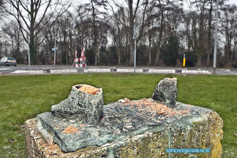 13021105.jpg - FOTOOPDRACHT:ZWIJNDRECHT:11-02-2013:Slecht carnavalsgrap. Dit weekend is het bronzen beeld Cyrano de Bergerac dat op hoek van de Develsingel in Zwijndrecht stond ontvreemd. Alleen zijn de Bronzen voeten nog aanwezig op de plaats waar het beeld stond. De diefstal vond dit weekend plaats de sporen op het grasveld zijn nog zichtbaar. In 2012 vonden ook al diverse diefstallen van bronzenbeelden plaats in Zwijndrecht.Deze digitale foto blijft eigendom van FOTOPERSBURO BUSINK. Wij hanteren de voorwaarden van het N.V.F. en N.V.J. Gebruik van deze foto impliceert dat u bekend bent  en akkoord gaat met deze voorwaarden bij publicatie.EB/ETIENNE BUSINK