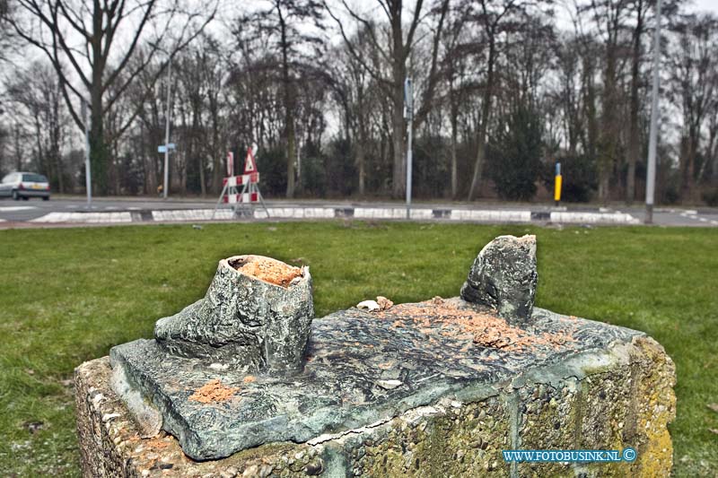 13021105.jpg - FOTOOPDRACHT:ZWIJNDRECHT:11-02-2013:Slecht carnavalsgrap. Dit weekend is het bronzen beeld Cyrano de Bergerac dat op hoek van de Develsingel in Zwijndrecht stond ontvreemd. Alleen zijn de Bronzen voeten nog aanwezig op de plaats waar het beeld stond. De diefstal vond dit weekend plaats de sporen op het grasveld zijn nog zichtbaar. In 2012 vonden ook al diverse diefstallen van bronzenbeelden plaats in Zwijndrecht.Deze digitale foto blijft eigendom van FOTOPERSBURO BUSINK. Wij hanteren de voorwaarden van het N.V.F. en N.V.J. Gebruik van deze foto impliceert dat u bekend bent  en akkoord gaat met deze voorwaarden bij publicatie.EB/ETIENNE BUSINK