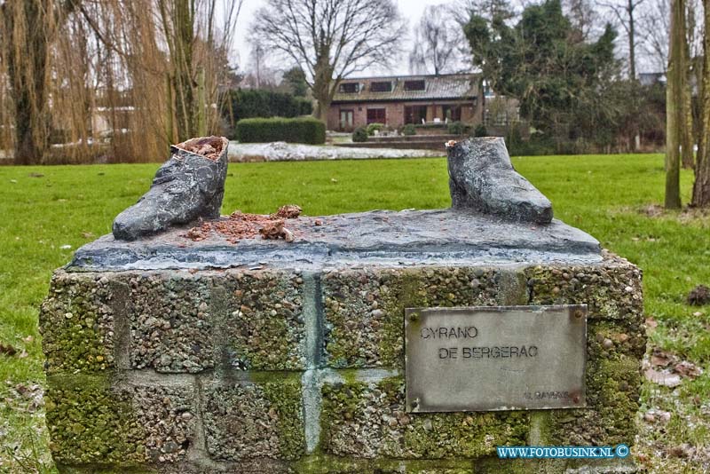 13021106.jpg - FOTOOPDRACHT:ZWIJNDRECHT:11-02-2013:Slecht carnavalsgrap. Dit weekend is het bronzen beeld Cyrano de Bergerac dat op hoek van de Develsingel in Zwijndrecht stond ontvreemd. Alleen zijn de Bronzen voeten nog aanwezig op de plaats waar het beeld stond. De diefstal vond dit weekend plaats de sporen op het grasveld zijn nog zichtbaar. In 2012 vonden ook al diverse diefstallen van bronzenbeelden plaats in Zwijndrecht.Deze digitale foto blijft eigendom van FOTOPERSBURO BUSINK. Wij hanteren de voorwaarden van het N.V.F. en N.V.J. Gebruik van deze foto impliceert dat u bekend bent  en akkoord gaat met deze voorwaarden bij publicatie.EB/ETIENNE BUSINK