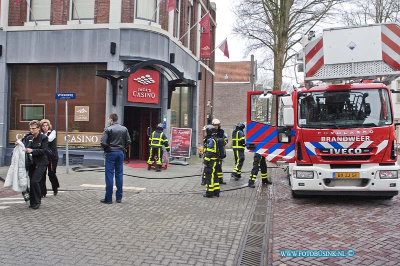 13021201.jpg - FOTOOPDRACHT:Dordrecht:12-02-2013:Bij een binnenbrand bij Jack's Casino aan de Vriesseweg is van morgen de zaak ontruimt, enkelen bezoekers werden naar buiten geleid door het personeel, het pand vulde zicht met zwarte dikke rook.Ook is de Vrieseweg-Kromhout-Vrieseplein korte tijd afgesloten ivm bluswerkzaam heden. Mogelijk is kortsluiting de oorzaak. De brandweer blust de brand.Deze digitale foto blijft eigendom van FOTOPERSBURO BUSINK. Wij hanteren de voorwaarden van het N.V.F. en N.V.J. Gebruik van deze foto impliceert dat u bekend bent  en akkoord gaat met deze voorwaarden bij publicatie.EB/ETIENNE BUSINK