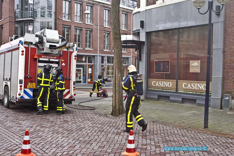 13021204.jpg - FOTOOPDRACHT:Dordrecht:12-02-2013:Bij een binnenbrand bij Jack's Casino aan de Vriesseweg is van morgen de zaak ontruimt, enkelen bezoekers werden naar buiten geleid door het personeel, het pand vulde zicht met zwarte dikke rook.Ook is de Vrieseweg-Kromhout-Vrieseplein korte tijd afgesloten ivm bluswerkzaam heden. Mogelijk is kortsluiting de oorzaak. De brandweer blust de brand.Deze digitale foto blijft eigendom van FOTOPERSBURO BUSINK. Wij hanteren de voorwaarden van het N.V.F. en N.V.J. Gebruik van deze foto impliceert dat u bekend bent  en akkoord gaat met deze voorwaarden bij publicatie.EB/ETIENNE BUSINK