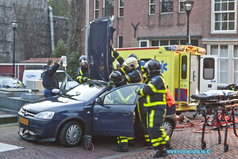 13021304.jpg - FOTOOPDRACHT:Dordrecht:13-02-2013:Op de Aardappelmarkt in Dordrecht is vanavond een auto op een poller (beweegbare paaltjes om wegen af te sluiten) gereden, de bijrijder van de auto raakt hierbij zo zwaargewond dat de brandweer het dak van de auto moest afzagen, de ambulance medewerkers konden toen met een wervelplank de man bevrijden uit het voertuig. De auto raakt hierbij zwaar beschadigt, ook was de weg geruimte tijd afgesloten voor het overige verkeer. ook het pollersysteem raakte zwaar beschadigd. Het ongeval gebeurde mogelijk door dat verschillende auto's tegelijk gebruikt wilde maken van het poller systeem.Deze digitale foto blijft eigendom van FOTOPERSBURO BUSINK. Wij hanteren de voorwaarden van het N.V.F. en N.V.J. Gebruik van deze foto impliceert dat u bekend bent  en akkoord gaat met deze voorwaarden bij publicatie.EB/ETIENNE BUSINK