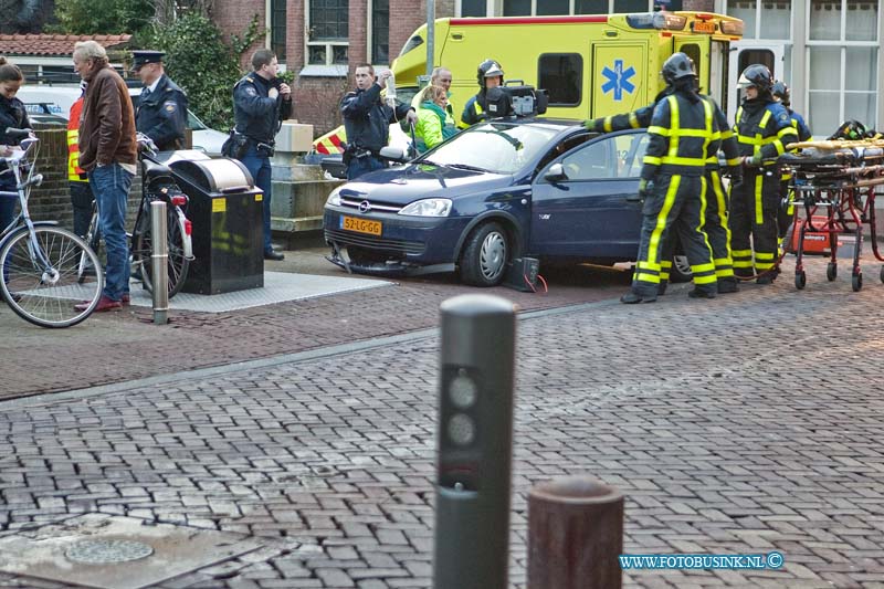 13021306.jpg - FOTOOPDRACHT:Dordrecht:13-02-2013:Op de Aardappelmarkt in Dordrecht is vanavond een auto op een poller (beweegbare paaltjes om wegen af te sluiten) gereden, de bijrijder van de auto raakt hierbij zo zwaargewond dat de brandweer het dak van de auto moest afzagen, de ambulance medewerkers konden toen met een wervelplank de man bevrijden uit het voertuig. De auto raakt hierbij zwaar beschadigt, ook was de weg geruimte tijd afgesloten voor het overige verkeer. ook het pollersysteem raakte zwaar beschadigd. Het ongeval gebeurde mogelijk door dat verschillende auto's tegelijk gebruikt wilde maken van het poller systeem.Deze digitale foto blijft eigendom van FOTOPERSBURO BUSINK. Wij hanteren de voorwaarden van het N.V.F. en N.V.J. Gebruik van deze foto impliceert dat u bekend bent  en akkoord gaat met deze voorwaarden bij publicatie.EB/ETIENNE BUSINK