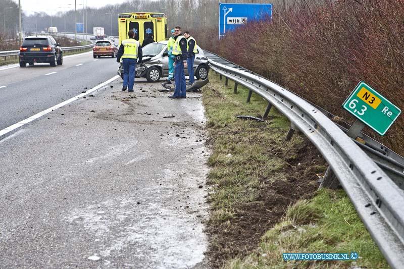 13021401.jpg - FOTOOPDRACHT:Dordrecht:14-02-2013:Bij twee ongevallen op de rondweg N3 ter hoogte van de afslag sterrenbug en het zwembad raakte 1 persoon gewond. Ongeval foto. Door de gladheid van de vorst en sneeuw raakte beide autos in de vangrieel. Beide ongevallen leverde gelukig geen echte verkeer chaos op. Het takelbedijf maakte de beide rijbannen weer vrij, de  gewonde werd behandeld door de ambulance.Deze digitale foto blijft eigendom van FOTOPERSBURO BUSINK. Wij hanteren de voorwaarden van het N.V.F. en N.V.J. Gebruik van deze foto impliceert dat u bekend bent  en akkoord gaat met deze voorwaarden bij publicatie.EB/ETIENNE BUSINK