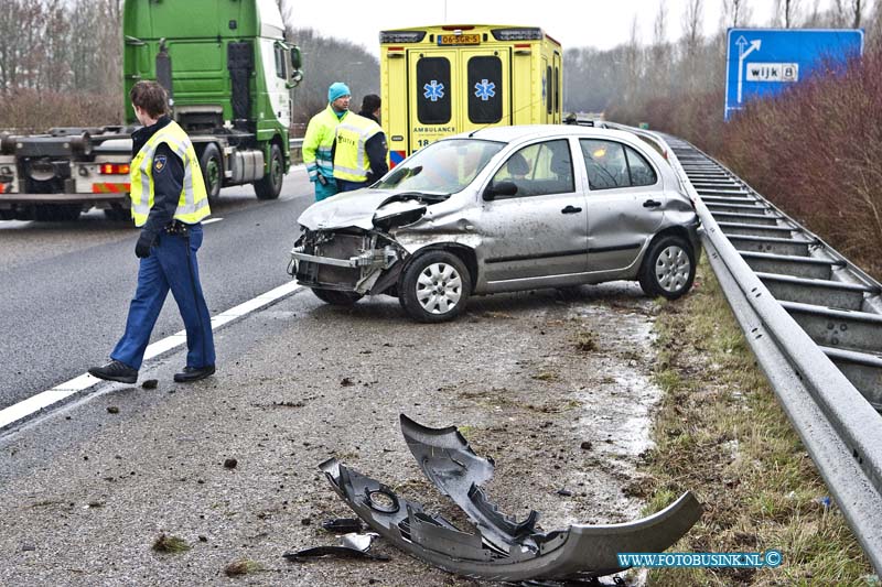 13021402.jpg - FOTOOPDRACHT:Dordrecht:14-02-2013:Bij twee ongevallen op de rondweg N3 ter hoogte van de afslag sterrenbug en het zwembad raakte 1 persoon gewond. Ongeval foto. Door de gladheid van de vorst en sneeuw raakte beide autos in de vangrieel. Beide ongevallen leverde gelukig geen echte verkeer chaos op. Het takelbedijf maakte de beide rijbannen weer vrij, de  gewonde werd behandeld door de ambulance.Deze digitale foto blijft eigendom van FOTOPERSBURO BUSINK. Wij hanteren de voorwaarden van het N.V.F. en N.V.J. Gebruik van deze foto impliceert dat u bekend bent  en akkoord gaat met deze voorwaarden bij publicatie.EB/ETIENNE BUSINK