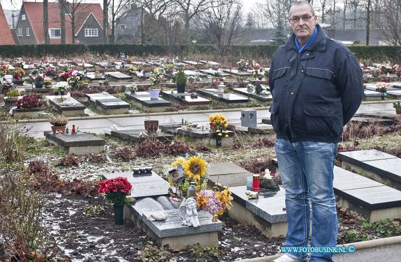 13021501.jpg - FOTOOPDRACHT:Dordrecht:15-02-2013:Huurders van de algemene begraafplaats Essenhof vinden het schandalig dat de bloemen en gedenk spullen weg worden gehaald door de medewerkers van essenhof dit is al een tijdje aan de gang de spullen die worden van de graven weggehaald en verplaatst naar een afgelegen hoek 500m verder hier kunnen de nabestaande hun spullen terug vinden op nummernabestaande durven niks meer neer te zetten omdat het toch wordt weggehaald de essenhof handteerd een sober regiem.Deze digitale foto blijft eigendom van FOTOPERSBURO BUSINK. Wij hanteren de voorwaarden van het N.V.F. en N.V.J. Gebruik van deze foto impliceert dat u bekend bent  en akkoord gaat met deze voorwaarden bij publicatie.EB/ETIENNE BUSINK