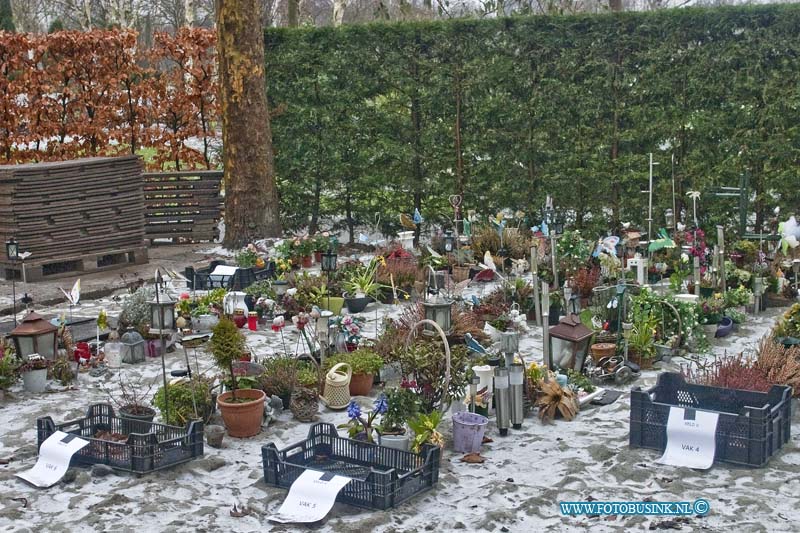 13021502.jpg - FOTOOPDRACHT:Dordrecht:15-02-2013:Huurders van de algemene begraafplaats Essenhof vinden het schandalig dat de bloemen en gedenk spullen weg worden gehaald door de medewerkers van essenhof dit is al een tijdje aan de gang de spullen die worden van de graven weggehaald en verplaatst naar een afgelegen hoek 500m verder hier kunnen de nabestaande hun spullen terug vinden op nummernabestaande durven niks meer neer te zetten omdat het toch wordt weggehaald de essenhof handteerd een sober regiem.Deze digitale foto blijft eigendom van FOTOPERSBURO BUSINK. Wij hanteren de voorwaarden van het N.V.F. en N.V.J. Gebruik van deze foto impliceert dat u bekend bent  en akkoord gaat met deze voorwaarden bij publicatie.EB/ETIENNE BUSINK