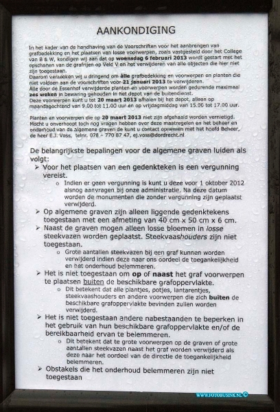 13021503.jpg - FOTOOPDRACHT:Dordrecht:15-02-2013:Huurders van de algemene begraafplaats Essenhof vinden het schandalig dat de bloemen en gedenk spullen weg worden gehaald door de medewerkers van essenhof dit is al een tijdje aan de gang de spullen die worden van de graven weggehaald en verplaatst naar een afgelegen hoek 500m verder hier kunnen de nabestaande hun spullen terug vinden op nummernabestaande durven niks meer neer te zetten omdat het toch wordt weggehaald de essenhof handteerd een sober regiem.Deze digitale foto blijft eigendom van FOTOPERSBURO BUSINK. Wij hanteren de voorwaarden van het N.V.F. en N.V.J. Gebruik van deze foto impliceert dat u bekend bent  en akkoord gaat met deze voorwaarden bij publicatie.EB/ETIENNE BUSINK