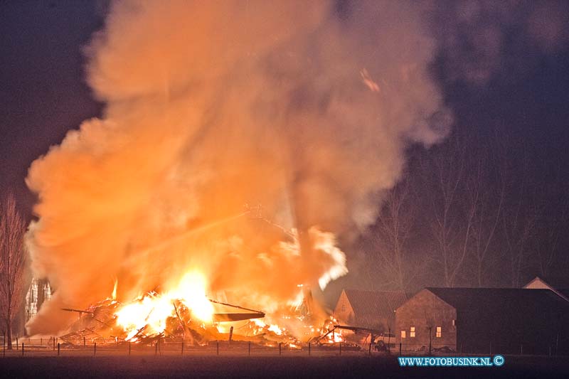 13021801.jpg - FOTOOPDRACHT:Strijen:18-02-2013:Een groot uitslaande brand heeft vanacht De rijksmonumentale woonboerderij Bouwlust aan de Zuid-Kavelsedijk 3 compleet vernietigd. De 17e eeuw woonboederij die te koop stond brande rond 4 uur geheel af, er kwam asbest vrij tijdens de brand, vielen  gelukkig geen slachteroffers. Deze digitale foto blijft eigendom van FOTOPERSBURO BUSINK. Wij hanteren de voorwaarden van het N.V.F. en N.V.J. Gebruik van deze foto impliceert dat u bekend bent  en akkoord gaat met deze voorwaarden bij publicatie.EB/ETIENNE BUSINK