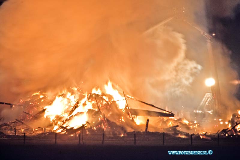 13021802.jpg - FOTOOPDRACHT:Strijen:18-02-2013:Een groot uitslaande brand heeft vanacht De rijksmonumentale woonboerderij Bouwlust aan de Zuid-Kavelsedijk 3 compleet vernietigd. De 17e eeuw woonboederij die te koop stond brande rond 4 uur geheel af, er kwam asbest vrij tijdens de brand, vielen  gelukkig geen slachteroffers. Deze digitale foto blijft eigendom van FOTOPERSBURO BUSINK. Wij hanteren de voorwaarden van het N.V.F. en N.V.J. Gebruik van deze foto impliceert dat u bekend bent  en akkoord gaat met deze voorwaarden bij publicatie.EB/ETIENNE BUSINK