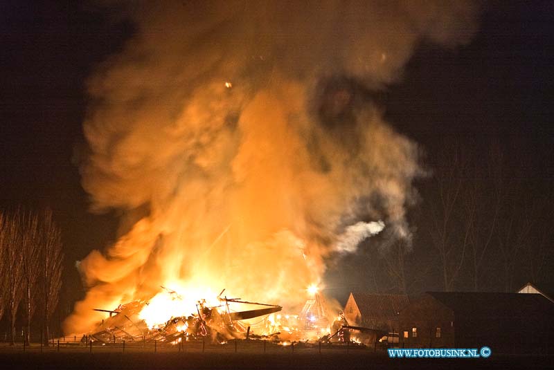 13021803.jpg - FOTOOPDRACHT:Strijen:18-02-2013:Een groot uitslaande brand heeft vanacht De rijksmonumentale woonboerderij Bouwlust aan de Zuid-Kavelsedijk 3 compleet vernietigd. De 17e eeuw woonboederij die te koop stond brande rond 4 uur geheel af, er kwam asbest vrij tijdens de brand, vielen  gelukkig geen slachteroffers. Deze digitale foto blijft eigendom van FOTOPERSBURO BUSINK. Wij hanteren de voorwaarden van het N.V.F. en N.V.J. Gebruik van deze foto impliceert dat u bekend bent  en akkoord gaat met deze voorwaarden bij publicatie.EB/ETIENNE BUSINK