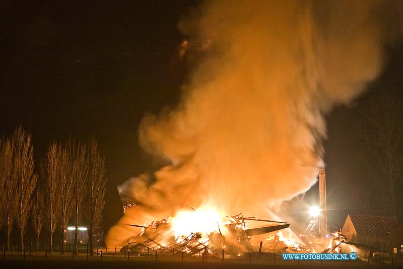 13021804.jpg - FOTOOPDRACHT:Strijen:18-02-2013:Een groot uitslaande brand heeft vanacht De rijksmonumentale woonboerderij Bouwlust aan de Zuid-Kavelsedijk 3 compleet vernietigd. De 17e eeuw woonboederij die te koop stond brande rond 4 uur geheel af, er kwam asbest vrij tijdens de brand, vielen  gelukkig geen slachteroffers. Deze digitale foto blijft eigendom van FOTOPERSBURO BUSINK. Wij hanteren de voorwaarden van het N.V.F. en N.V.J. Gebruik van deze foto impliceert dat u bekend bent  en akkoord gaat met deze voorwaarden bij publicatie.EB/ETIENNE BUSINK