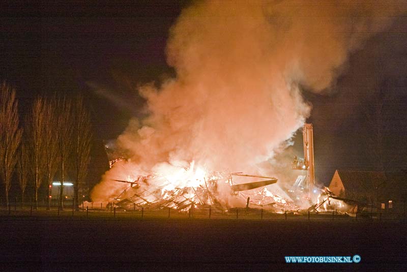 13021805.jpg - FOTOOPDRACHT:Strijen:18-02-2013:Een groot uitslaande brand heeft vanacht De rijksmonumentale woonboerderij Bouwlust aan de Zuid-Kavelsedijk 3 compleet vernietigd. De 17e eeuw woonboederij die te koop stond brande rond 4 uur geheel af, er kwam asbest vrij tijdens de brand, vielen  gelukkig geen slachteroffers. Deze digitale foto blijft eigendom van FOTOPERSBURO BUSINK. Wij hanteren de voorwaarden van het N.V.F. en N.V.J. Gebruik van deze foto impliceert dat u bekend bent  en akkoord gaat met deze voorwaarden bij publicatie.EB/ETIENNE BUSINK