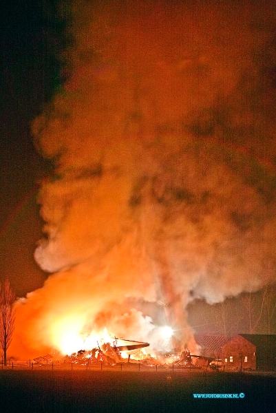 13021806.jpg - FOTOOPDRACHT:Strijen:18-02-2013:Een groot uitslaande brand heeft vanacht De rijksmonumentale woonboerderij Bouwlust aan de Zuid-Kavelsedijk 3 compleet vernietigd. De 17e eeuw woonboederij die te koop stond brande rond 4 uur geheel af, er kwam asbest vrij tijdens de brand, vielen  gelukkig geen slachteroffers. Deze digitale foto blijft eigendom van FOTOPERSBURO BUSINK. Wij hanteren de voorwaarden van het N.V.F. en N.V.J. Gebruik van deze foto impliceert dat u bekend bent  en akkoord gaat met deze voorwaarden bij publicatie.EB/ETIENNE BUSINK