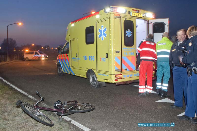 13021807.jpg - FOTOOPDRACHT:Alblasserdam:18-02-2013:Op de kruising met de Kleine Beer - Staalindustrieweg is vanmorgen een vrouwelijk fietser onder een kleine vrachtwagen terecht gekomen en zwaar gewond geraakt. Het Trauma Team kwam terplaatste om de zwaar gewonden vrouw te stabiliseren. De ambulance bracht het slachtoffer naar een ziekenhuis. De kruising was voor sporen onderzoek nog lange tijd afgesloten de politie doet een uitgebreid sporen onderzoek naar de toedracht van dit ongeval.Deze digitale foto blijft eigendom van FOTOPERSBURO BUSINK. Wij hanteren de voorwaarden van het N.V.F. en N.V.J. Gebruik van deze foto impliceert dat u bekend bent  en akkoord gaat met deze voorwaarden bij publicatie.EB/ETIENNE BUSINK