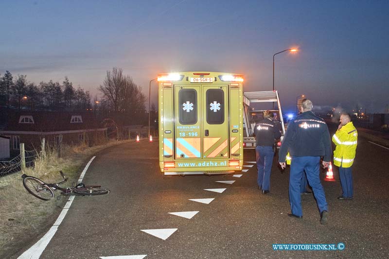 13021808.jpg - FOTOOPDRACHT:Alblasserdam:18-02-2013:Op de kruising met de Kleine Beer - Staalindustrieweg is vanmorgen een vrouwelijk fietser onder een kleine vrachtwagen terecht gekomen en zwaar gewond geraakt. Het Trauma Team kwam terplaatste om de zwaar gewonden vrouw te stabiliseren. De ambulance bracht het slachtoffer naar een ziekenhuis. De kruising was voor sporen onderzoek nog lange tijd afgesloten de politie doet een uitgebreid sporen onderzoek naar de toedracht van dit ongeval.Deze digitale foto blijft eigendom van FOTOPERSBURO BUSINK. Wij hanteren de voorwaarden van het N.V.F. en N.V.J. Gebruik van deze foto impliceert dat u bekend bent  en akkoord gaat met deze voorwaarden bij publicatie.EB/ETIENNE BUSINK