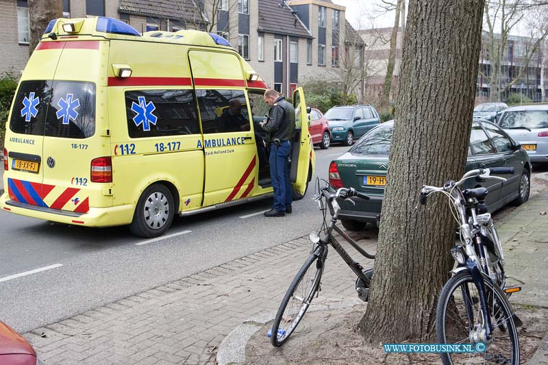 13022301.jpg - FOTOOPDRACHT:Dordrecht:23-02-2013:Bij een aanrijding  tussen een fietser en een kind op De Bankastraat is het kind licht gewond geraakt. Nabehandeling door ambulance broeders konden beide hun weg weer vervolgen. Deze digitale foto blijft eigendom van FOTOPERSBURO BUSINK. Wij hanteren de voorwaarden van het N.V.F. en N.V.J. Gebruik van deze foto impliceert dat u bekend bent  en akkoord gaat met deze voorwaarden bij publicatie.EB/ETIENNE BUSINK