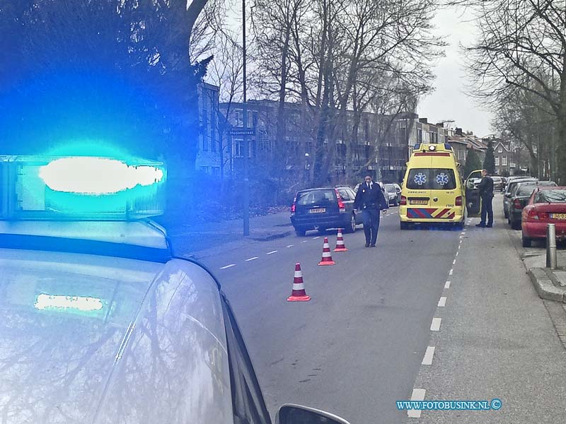 13022302.jpg - FOTOOPDRACHT:Dordrecht:23-02-2013:Bij een aanrijding  tussen een fietser en een kind op De Bankastraat is het kind licht gewond geraakt. Nabehandeling door ambulance broeders konden beide hun weg weer vervolgen. Deze digitale foto blijft eigendom van FOTOPERSBURO BUSINK. Wij hanteren de voorwaarden van het N.V.F. en N.V.J. Gebruik van deze foto impliceert dat u bekend bent  en akkoord gaat met deze voorwaarden bij publicatie.EB/ETIENNE BUSINK