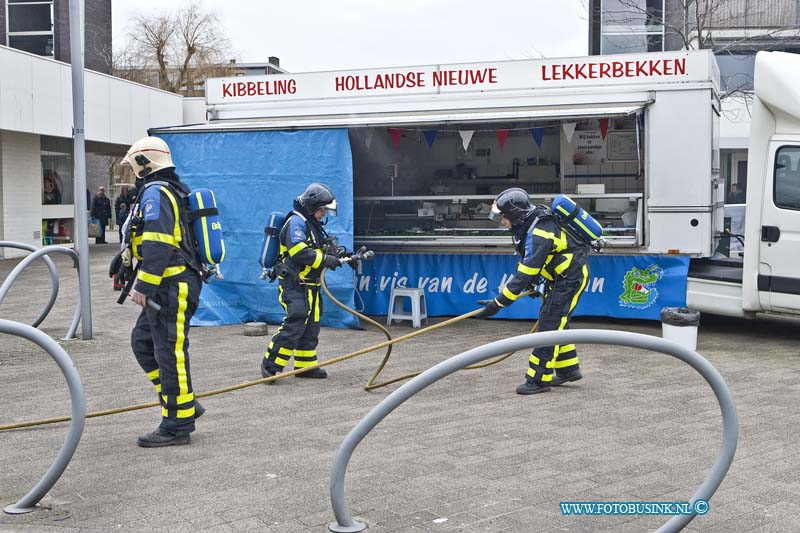 13022303.jpg - FOTOOPDRACHT:Zwijndrecht:23-02-2013:Aan De Kort Ambachtlaan ter hoogte van het winkelcentrum was er Brand in de rijdende Visspecialist de Kaaieman uit Spakenburg. De afzuig installatie was in brand gevolgen de brandweer bluste met een speciaal schuim de brand.Deze digitale foto blijft eigendom van FOTOPERSBURO BUSINK. Wij hanteren de voorwaarden van het N.V.F. en N.V.J. Gebruik van deze foto impliceert dat u bekend bent  en akkoord gaat met deze voorwaarden bij publicatie.EB/ETIENNE BUSINK