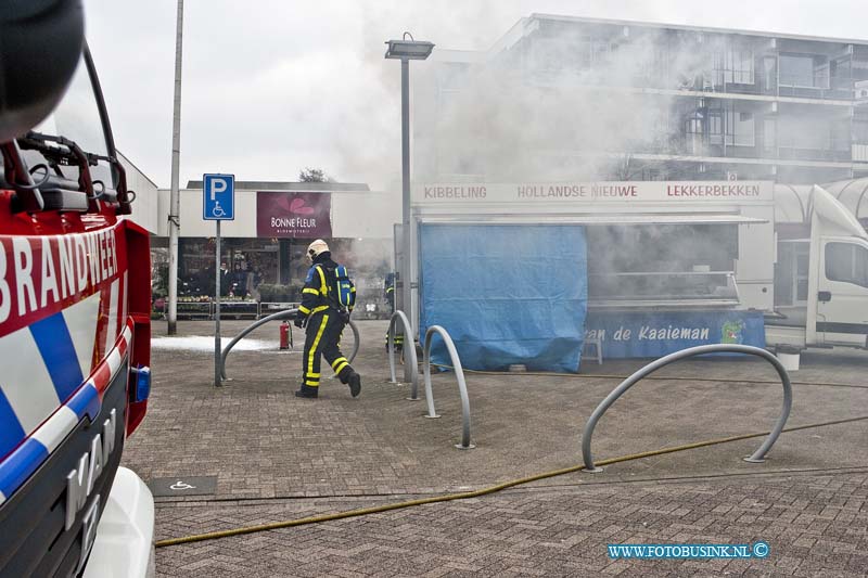 13022304.jpg - FOTOOPDRACHT:Zwijndrecht:23-02-2013:Aan De Kort Ambachtlaan ter hoogte van het winkelcentrum was er Brand in de rijdende Visspecialist de Kaaieman uit Spakenburg. De afzuig installatie was in brand gevolgen de brandweer bluste met een speciaal schuim de brand.Deze digitale foto blijft eigendom van FOTOPERSBURO BUSINK. Wij hanteren de voorwaarden van het N.V.F. en N.V.J. Gebruik van deze foto impliceert dat u bekend bent  en akkoord gaat met deze voorwaarden bij publicatie.EB/ETIENNE BUSINK