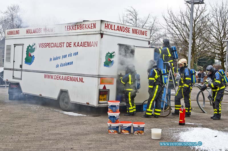 13022305.jpg - FOTOOPDRACHT:Zwijndrecht:23-02-2013:Aan De Kort Ambachtlaan ter hoogte van het winkelcentrum was er Brand in de rijdende Visspecialist de Kaaieman uit Spakenburg. De afzuig installatie was in brand gevolgen de brandweer bluste met een speciaal schuim de brand.Deze digitale foto blijft eigendom van FOTOPERSBURO BUSINK. Wij hanteren de voorwaarden van het N.V.F. en N.V.J. Gebruik van deze foto impliceert dat u bekend bent  en akkoord gaat met deze voorwaarden bij publicatie.EB/ETIENNE BUSINK