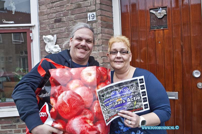 13022306.jpg - FOTOOPDRACHT:Dordrecht:23-02-2013:Prijsuitrijking OVNk en DSVD boodschapentassen aan de Fam. Dekker Sofiastraat 31 en Ernst Casimirstraat 19 Fam. Huizer.Deze digitale foto blijft eigendom van FOTOPERSBURO BUSINK. Wij hanteren de voorwaarden van het N.V.F. en N.V.J. Gebruik van deze foto impliceert dat u bekend bent  en akkoord gaat met deze voorwaarden bij publicatie.EB/ETIENNE BUSINK