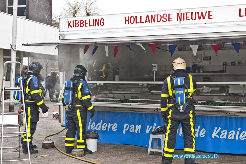 13022308.jpg - FOTOOPDRACHT:Zwijndrecht:23-02-2013:Aan De Kort Ambachtlaan ter hoogte van het winkelcentrum was er Brand in de rijdende Visspecialist de Kaaieman uit Spakenburg. De afzuig installatie was in brand gevolgen de brandweer bluste met een speciaal schuim de brand.Deze digitale foto blijft eigendom van FOTOPERSBURO BUSINK. Wij hanteren de voorwaarden van het N.V.F. en N.V.J. Gebruik van deze foto impliceert dat u bekend bent  en akkoord gaat met deze voorwaarden bij publicatie.EB/ETIENNE BUSINK