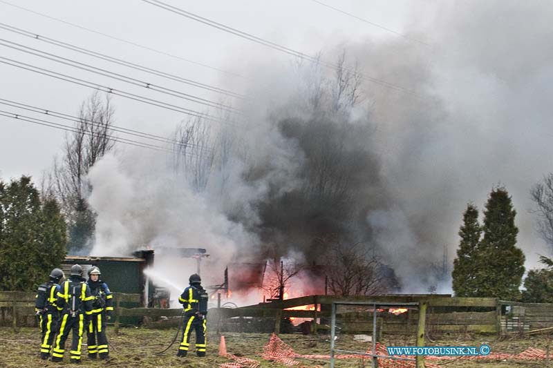 13022701.jpg - FOTOOPDRACHT:Dordrecht:27-02-2013:Uitslaande brand in tuincomplex (het landje aan de N3) aan de Laan van Straatsburg. De brandweer had grote moeite om bij de uitslaande brand te komen omdat het erg afgelegen tuinhuisjes in een weiland staan. Over de oorzaak van de brand is nog weinig te zeggen. De Brandweer besloot de tuinhuisjes gecontroleerd uit te laten branden.Deze digitale foto blijft eigendom van FOTOPERSBURO BUSINK. Wij hanteren de voorwaarden van het N.V.F. en N.V.J. Gebruik van deze foto impliceert dat u bekend bent  en akkoord gaat met deze voorwaarden bij publicatie.EB/ETIENNE BUSINK