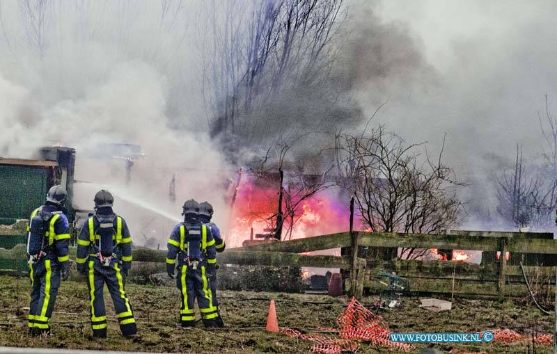 13022702.jpg - FOTOOPDRACHT:Dordrecht:27-02-2013:Uitslaande brand in tuincomplex (het landje aan de N3) aan de Laan van Straatsburg. De brandweer had grote moeite om bij de uitslaande brand te komen omdat het erg afgelegen tuinhuisjes in een weiland staan. Over de oorzaak van de brand is nog weinig te zeggen. De Brandweer besloot de tuinhuisjes gecontroleerd uit te laten branden.Deze digitale foto blijft eigendom van FOTOPERSBURO BUSINK. Wij hanteren de voorwaarden van het N.V.F. en N.V.J. Gebruik van deze foto impliceert dat u bekend bent  en akkoord gaat met deze voorwaarden bij publicatie.EB/ETIENNE BUSINK