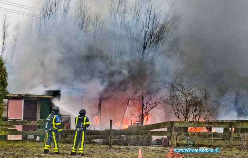 13022703.jpg - FOTOOPDRACHT:Dordrecht:27-02-2013:Uitslaande brand in tuincomplex (het landje aan de N3) aan de Laan van Straatsburg. De brandweer had grote moeite om bij de uitslaande brand te komen omdat het erg afgelegen tuinhuisjes in een weiland staan. Over de oorzaak van de brand is nog weinig te zeggen. De Brandweer besloot de tuinhuisjes gecontroleerd uit te laten branden.Deze digitale foto blijft eigendom van FOTOPERSBURO BUSINK. Wij hanteren de voorwaarden van het N.V.F. en N.V.J. Gebruik van deze foto impliceert dat u bekend bent  en akkoord gaat met deze voorwaarden bij publicatie.EB/ETIENNE BUSINK