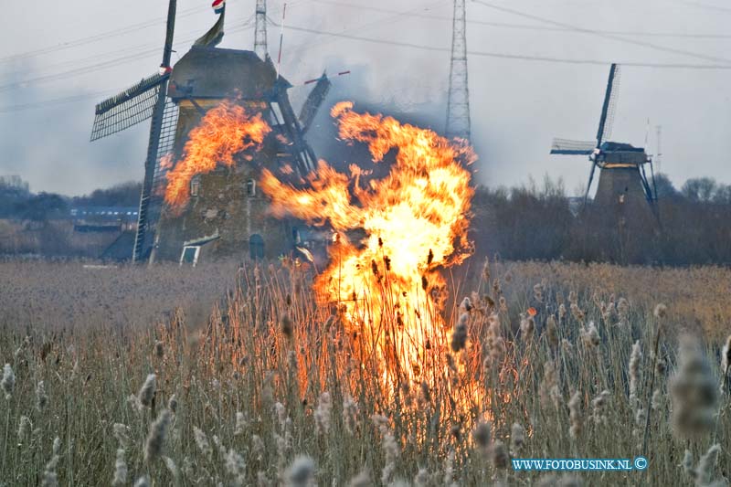 13030502.jpg - FOTOOPDRACHT:Kinderdijk:05-03-2013:Bij een mogelijk door jeugd aangestoken Riet brand bij de molens van kinderdijk te Alblasserdam is door de grote brand die er voort kwam veel riet verloren gegaan. De molens liepen door snel optreden van de brandweer geen gevaar. Maar de brandlieden zijn wel uren bezig geweest met veel brandweer matrieel om de brand onder controle te krijgen. Door het moeilijk bereikbaar zijn van de vele brandhaarden.Deze digitale foto blijft eigendom van FOTOPERSBURO BUSINK. Wij hanteren de voorwaarden van het N.V.F. en N.V.J. Gebruik van deze foto impliceert dat u bekend bent  en akkoord gaat met deze voorwaarden bij publicatie.EB/ETIENNE BUSINK