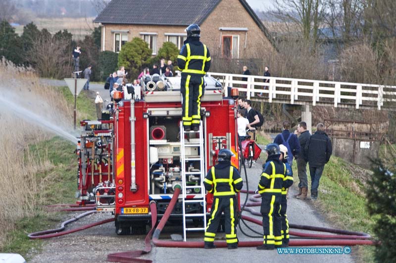 13030503.jpg - FOTOOPDRACHT:Kinderdijk:05-03-2013:Bij een mogelijk door jeugd aangestoken Riet brand bij de molens van kinderdijk te Alblasserdam is door de grote brand die er voort kwam veel riet verloren gegaan. De molens liepen door snel optreden van de brandweer geen gevaar. Maar de brandlieden zijn wel uren bezig geweest met veel brandweer matrieel om de brand onder controle te krijgen. Door het moeilijk bereikbaar zijn van de vele brandhaarden.Deze digitale foto blijft eigendom van FOTOPERSBURO BUSINK. Wij hanteren de voorwaarden van het N.V.F. en N.V.J. Gebruik van deze foto impliceert dat u bekend bent  en akkoord gaat met deze voorwaarden bij publicatie.EB/ETIENNE BUSINK