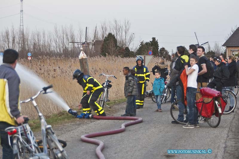 13030504.jpg - FOTOOPDRACHT:Kinderdijk:05-03-2013:Bij een mogelijk door jeugd aangestoken Riet brand bij de molens van kinderdijk te Alblasserdam is door de grote brand die er voort kwam veel riet verloren gegaan. De molens liepen door snel optreden van de brandweer geen gevaar. Maar de brandlieden zijn wel uren bezig geweest met veel brandweer matrieel om de brand onder controle te krijgen. Door het moeilijk bereikbaar zijn van de vele brandhaarden.Deze digitale foto blijft eigendom van FOTOPERSBURO BUSINK. Wij hanteren de voorwaarden van het N.V.F. en N.V.J. Gebruik van deze foto impliceert dat u bekend bent  en akkoord gaat met deze voorwaarden bij publicatie.EB/ETIENNE BUSINK