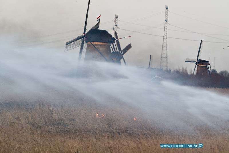 13030506.jpg - FOTOOPDRACHT:Kinderdijk:05-03-2013:Bij een mogelijk door jeugd aangestoken Riet brand bij de molens van kinderdijk te Alblasserdam is door de grote brand die er voort kwam veel riet verloren gegaan. De molens liepen door snel optreden van de brandweer geen gevaar. Maar de brandlieden zijn wel uren bezig geweest met veel brandweer matrieel om de brand onder controle te krijgen. Door het moeilijk bereikbaar zijn van de vele brandhaarden.Deze digitale foto blijft eigendom van FOTOPERSBURO BUSINK. Wij hanteren de voorwaarden van het N.V.F. en N.V.J. Gebruik van deze foto impliceert dat u bekend bent  en akkoord gaat met deze voorwaarden bij publicatie.EB/ETIENNE BUSINK