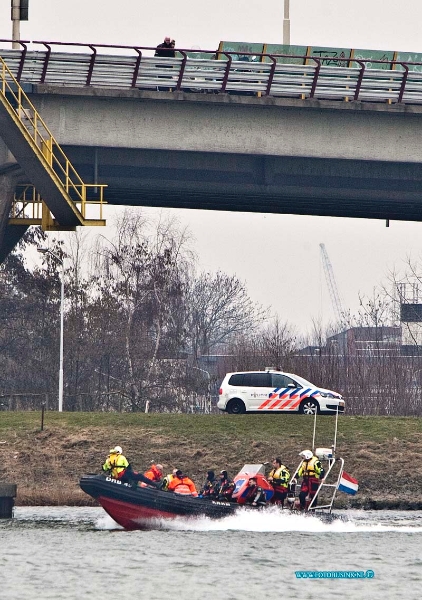 13030702.jpg - FOTOOPDRACHT:Dordrecht/Papendrecht:07-03-2013:Rond 12 uur kwam er een melding binnen van een Persoon te water beneden Merwede ter hoogte Papendrechtse brug, de Politie en GGD en Reddingsbrigade en Brandweer rukte met zeer groot materieel uit, ook een Politie Helikopter en rijkswaterstaat waren ter plaatse, na een uur zoeken hadden ze de persoon nog niet gevonden.Deze digitale foto blijft eigendom van FOTOPERSBURO BUSINK. Wij hanteren de voorwaarden van het N.V.F. en N.V.J. Gebruik van deze foto impliceert dat u bekend bent  en akkoord gaat met deze voorwaarden bij publicatie.EB/ETIENNE BUSINK