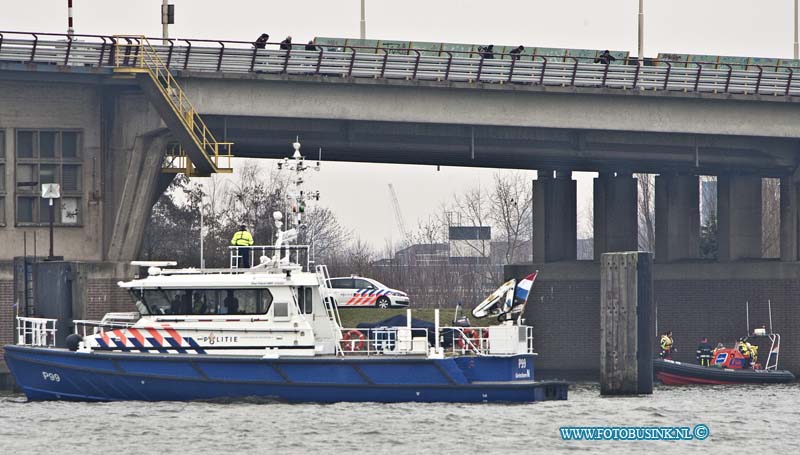 13030703.jpg - FOTOOPDRACHT:Dordrecht/Papendrecht:07-03-2013:Rond 12 uur kwam er een melding binnen van een Persoon te water beneden Merwede ter hoogte Papendrechtse brug, de Politie en GGD en Reddingsbrigade en Brandweer rukte met zeer groot materieel uit, ook een Politie Helikopter en rijkswaterstaat waren ter plaatse, na een uur zoeken hadden ze de persoon nog niet gevonden.Deze digitale foto blijft eigendom van FOTOPERSBURO BUSINK. Wij hanteren de voorwaarden van het N.V.F. en N.V.J. Gebruik van deze foto impliceert dat u bekend bent  en akkoord gaat met deze voorwaarden bij publicatie.EB/ETIENNE BUSINK