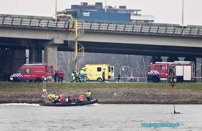 13030704.jpg - FOTOOPDRACHT:Dordrecht/Papendrecht:07-03-2013:Rond 12 uur kwam er een melding binnen van een Persoon te water beneden Merwede ter hoogte Papendrechtse brug, de Politie en GGD en Reddingsbrigade en Brandweer rukte met zeer groot materieel uit, ook een Politie Helikopter en rijkswaterstaat waren ter plaatse, na een uur zoeken hadden ze de persoon nog niet gevonden.Deze digitale foto blijft eigendom van FOTOPERSBURO BUSINK. Wij hanteren de voorwaarden van het N.V.F. en N.V.J. Gebruik van deze foto impliceert dat u bekend bent  en akkoord gaat met deze voorwaarden bij publicatie.EB/ETIENNE BUSINK