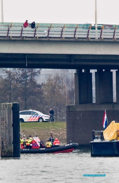 13030705.jpg - FOTOOPDRACHT:Dordrecht/Papendrecht:07-03-2013:Rond 12 uur kwam er een melding binnen van een Persoon te water beneden Merwede ter hoogte Papendrechtse brug, de Politie en GGD en Reddingsbrigade en Brandweer rukte met zeer groot materieel uit, ook een Politie Helikopter en rijkswaterstaat waren ter plaatse, na een uur zoeken hadden ze de persoon nog niet gevonden.Deze digitale foto blijft eigendom van FOTOPERSBURO BUSINK. Wij hanteren de voorwaarden van het N.V.F. en N.V.J. Gebruik van deze foto impliceert dat u bekend bent  en akkoord gaat met deze voorwaarden bij publicatie.EB/ETIENNE BUSINK