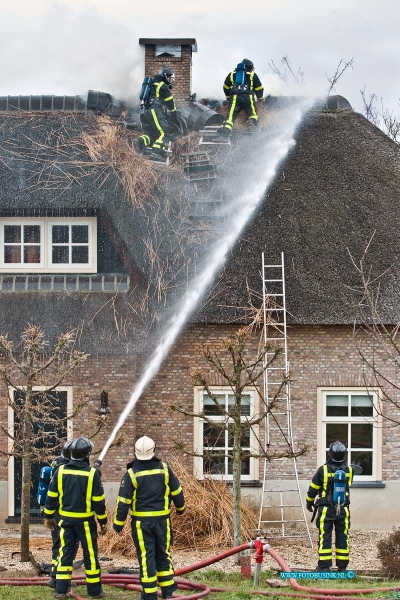 13031103.jpg - FOTOOPDRACHT:Hardingsveld -Giessendam:11-03-2013:Bij een woning met rietendak bij G J van de Graaf  Rietdekkersbedrijf aan de rivierdijk 15 Hardingsveld is zo juist een uitslaande brand geweest Het dak was nl. zeer beperkt beschadigd en kon eenvoudig hersteld worden. De brandweer van Gorinchem en Hardingsveld - Giessendam zijn bezig met het blussen van de rietendak brand. De brand is mogelijk ontstaan door de schoorsteen die vlamvatten.Deze digitale foto blijft eigendom van FOTOPERSBURO BUSINK. Wij hanteren de voorwaarden van het N.V.F. en N.V.J. Gebruik van deze foto impliceert dat u bekend bent  en akkoord gaat met deze voorwaarden bij publicatie.EB/ETIENNE BUSINK