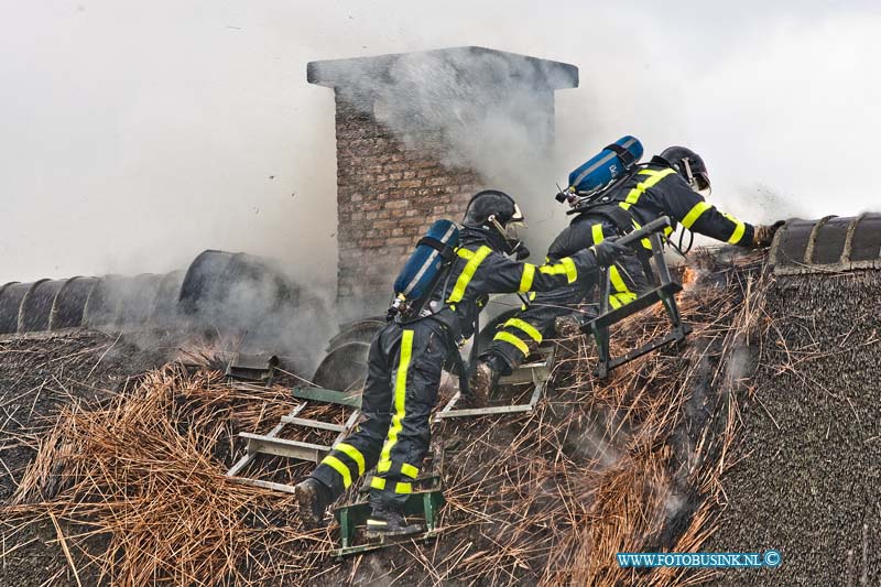 13031104.jpg - FOTOOPDRACHT:Hardingsveld -Giessendam:11-03-2013:Bij een woning met rietendak bij G J van de Graaf  Rietdekkersbedrijf aan de rivierdijk 15 Hardingsveld is zo juist een uitslaande brand geweest Het dak was nl. zeer beperkt beschadigd en kon eenvoudig hersteld worden. De brandweer van Gorinchem en Hardingsveld - Giessendam zijn bezig met het blussen van de rietendak brand. De brand is mogelijk ontstaan door de schoorsteen die vlamvatten.Deze digitale foto blijft eigendom van FOTOPERSBURO BUSINK. Wij hanteren de voorwaarden van het N.V.F. en N.V.J. Gebruik van deze foto impliceert dat u bekend bent  en akkoord gaat met deze voorwaarden bij publicatie.EB/ETIENNE BUSINK