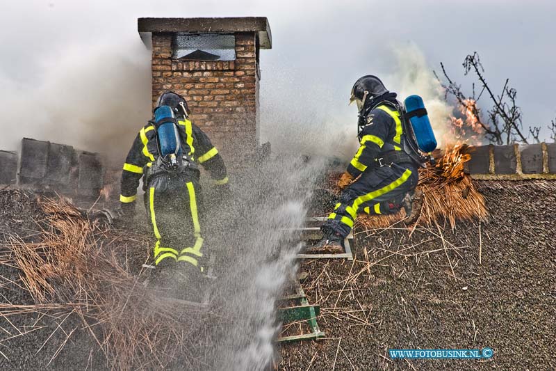 13031105.jpg - FOTOOPDRACHT:Hardingsveld -Giessendam:11-03-2013:Bij een woning met rietendak bij G J van de Graaf  Rietdekkersbedrijf aan de rivierdijk 15 Hardingsveld is zo juist een uitslaande brand geweest Het dak was nl. zeer beperkt beschadigd en kon eenvoudig hersteld worden. De brandweer van Gorinchem en Hardingsveld - Giessendam zijn bezig met het blussen van de rietendak brand. De brand is mogelijk ontstaan door de schoorsteen die vlamvatten.Deze digitale foto blijft eigendom van FOTOPERSBURO BUSINK. Wij hanteren de voorwaarden van het N.V.F. en N.V.J. Gebruik van deze foto impliceert dat u bekend bent  en akkoord gaat met deze voorwaarden bij publicatie.EB/ETIENNE BUSINK