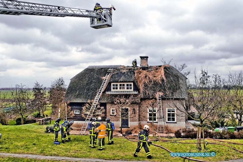 13031106.jpg - FOTOOPDRACHT:Hardingsveld -Giessendam:11-03-2013:Bij een woning met rietendak bij G J van de Graaf  Rietdekkersbedrijf aan de rivierdijk 15 Hardingsveld is zo juist een uitslaande brand geweest Het dak was nl. zeer beperkt beschadigd en kon eenvoudig hersteld worden. De brandweer van Gorinchem en Hardingsveld - Giessendam zijn bezig met het blussen van de rietendak brand. De brand is mogelijk ontstaan door de schoorsteen die vlamvatten.Deze digitale foto blijft eigendom van FOTOPERSBURO BUSINK. Wij hanteren de voorwaarden van het N.V.F. en N.V.J. Gebruik van deze foto impliceert dat u bekend bent  en akkoord gaat met deze voorwaarden bij publicatie.EB/ETIENNE BUSINK