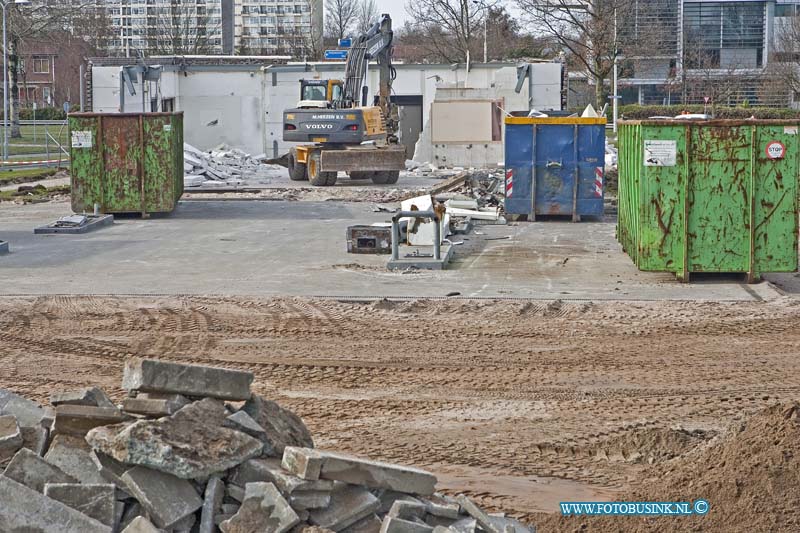 13031202.jpg - FOTOOPDRACHT:Zwijndrecht:12-03-2013:De sloop van het tankstation aan de Brugweg is nagenoeg geheel voldaan.Deze digitale foto blijft eigendom van FOTOPERSBURO BUSINK. Wij hanteren de voorwaarden van het N.V.F. en N.V.J. Gebruik van deze foto impliceert dat u bekend bent  en akkoord gaat met deze voorwaarden bij publicatie.EB/ETIENNE BUSINK