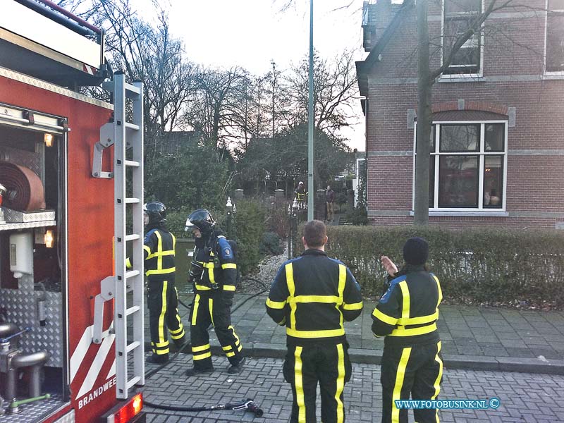 13031302.jpg - FOTOOPDRACHT:Dordrecht:13-03-2013:Op de Haaswijkweg te Dordrecht was een keukenbrand aan het begin van de avond. De brandweer bluste de brand in de keuken. De bewoners gaan de keuken schoonmaken en eten vanavond maar buiten de deur.Deze digitale foto blijft eigendom van FOTOPERSBURO BUSINK. Wij hanteren de voorwaarden van het N.V.F. en N.V.J. Gebruik van deze foto impliceert dat u bekend bent  en akkoord gaat met deze voorwaarden bij publicatie.EB/ETIENNE BUSINK