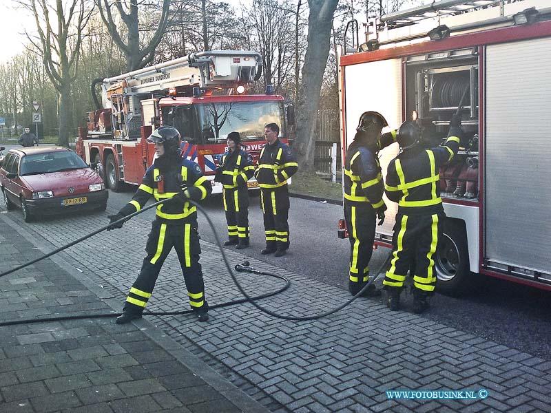 13031303.jpg - FOTOOPDRACHT:Dordrecht:13-03-2013:Op de Haaswijkweg te Dordrecht was een keukenbrand aan het begin van de avond. De brandweer bluste de brand in de keuken. De bewoners gaan de keuken schoonmaken en eten vanavond maar buiten de deur.Deze digitale foto blijft eigendom van FOTOPERSBURO BUSINK. Wij hanteren de voorwaarden van het N.V.F. en N.V.J. Gebruik van deze foto impliceert dat u bekend bent  en akkoord gaat met deze voorwaarden bij publicatie.EB/ETIENNE BUSINK