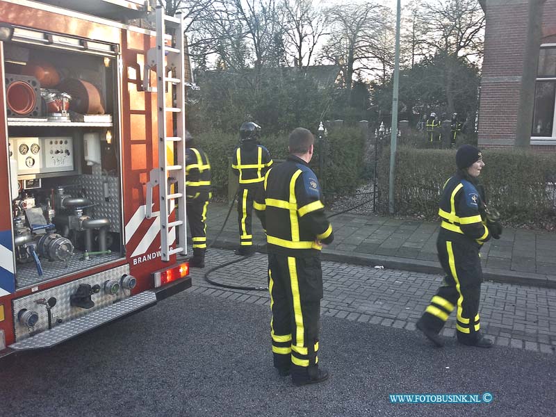 13031304.jpg - FOTOOPDRACHT:Dordrecht:13-03-2013:Op de Haaswijkweg te Dordrecht was een keukenbrand aan het begin van de avond. De brandweer bluste de brand in de keuken. De bewoners gaan de keuken schoonmaken en eten vanavond maar buiten de deur.Deze digitale foto blijft eigendom van FOTOPERSBURO BUSINK. Wij hanteren de voorwaarden van het N.V.F. en N.V.J. Gebruik van deze foto impliceert dat u bekend bent  en akkoord gaat met deze voorwaarden bij publicatie.EB/ETIENNE BUSINK