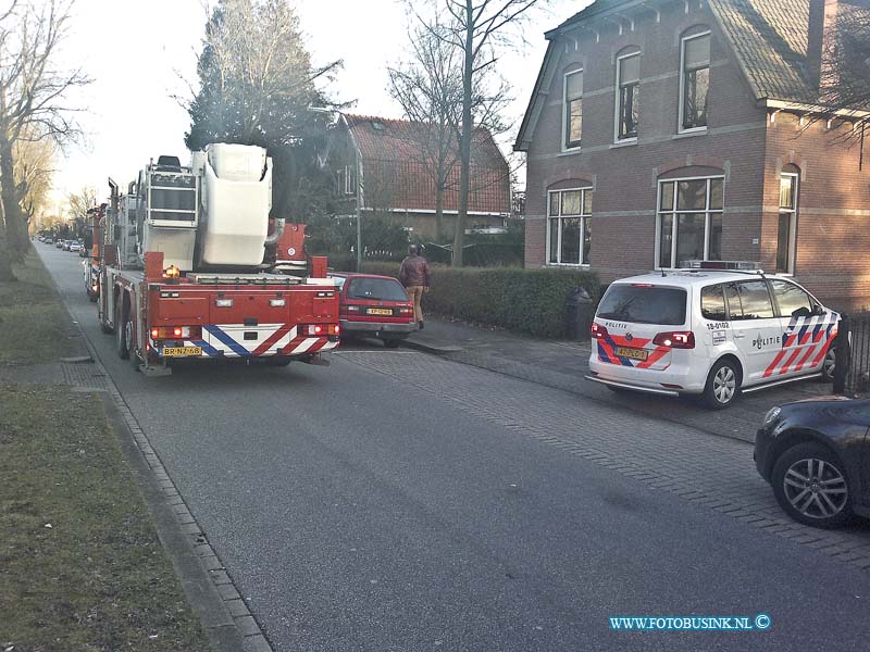 13031305.jpg - FOTOOPDRACHT:Dordrecht:13-03-2013:Op de Haaswijkweg te Dordrecht was een keukenbrand aan het begin van de avond. De brandweer bluste de brand in de keuken. De bewoners gaan de keuken schoonmaken en eten vanavond maar buiten de deur.Deze digitale foto blijft eigendom van FOTOPERSBURO BUSINK. Wij hanteren de voorwaarden van het N.V.F. en N.V.J. Gebruik van deze foto impliceert dat u bekend bent  en akkoord gaat met deze voorwaarden bij publicatie.EB/ETIENNE BUSINK