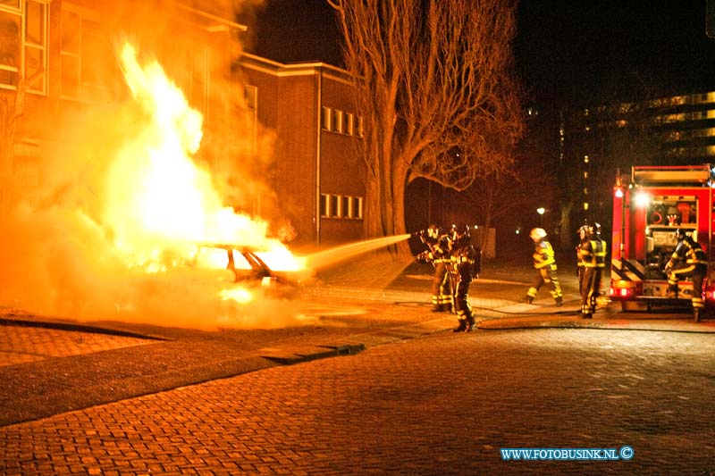 13031306.jpg - FOTOOPDRACHT:Dordrecht:13-03-2013:Even voor middennacht stond er een Poolse auto in brand, op de Frans Halsstraat nabij de Patersweg, de flats in deze straat zijn onbewoond en op het Da Vinci college waren natuurlijk geen lessen, dus toe de autobrand werd ontdekt stond de auto volledig in brand. De brandweer bluste de auto en sleep met een slijptol de motorkap open om het vuur onder de motorkap te blussen. de auto is geheel uitgebrand en totaallos.Deze digitale foto blijft eigendom van FOTOPERSBURO BUSINK. Wij hanteren de voorwaarden van het N.V.F. en N.V.J. Gebruik van deze foto impliceert dat u bekend bent  en akkoord gaat met deze voorwaarden bij publicatie.EB/ETIENNE BUSINK