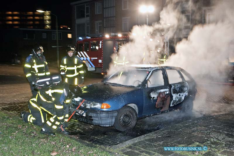 13031307.jpg - FOTOOPDRACHT:Dordrecht:13-03-2013:Even voor middennacht stond er een Poolse auto in brand, op de Frans Halsstraat nabij de Patersweg, de flats in deze straat zijn onbewoond en op het Da Vinci college waren natuurlijk geen lessen, dus toe de autobrand werd ontdekt stond de auto volledig in brand. De brandweer bluste de auto en sleep met een slijptol de motorkap open om het vuur onder de motorkap te blussen. de auto is geheel uitgebrand en totaallos.Deze digitale foto blijft eigendom van FOTOPERSBURO BUSINK. Wij hanteren de voorwaarden van het N.V.F. en N.V.J. Gebruik van deze foto impliceert dat u bekend bent  en akkoord gaat met deze voorwaarden bij publicatie.EB/ETIENNE BUSINK